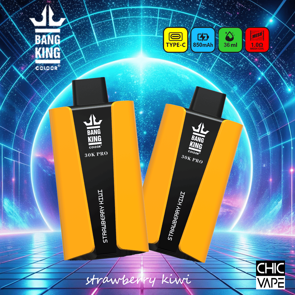 Due dispositivi da svapo usa e getta gialli e neri etichettati "Bang King 30K Pro Strawberry Kiwi" con uno sfondo futuristico che mostra le caratteristiche del prodotto come la ricarica Type-C, la batteria da 850 mAh, la capacità di 36 ml e la bobina da 1,0Ω.