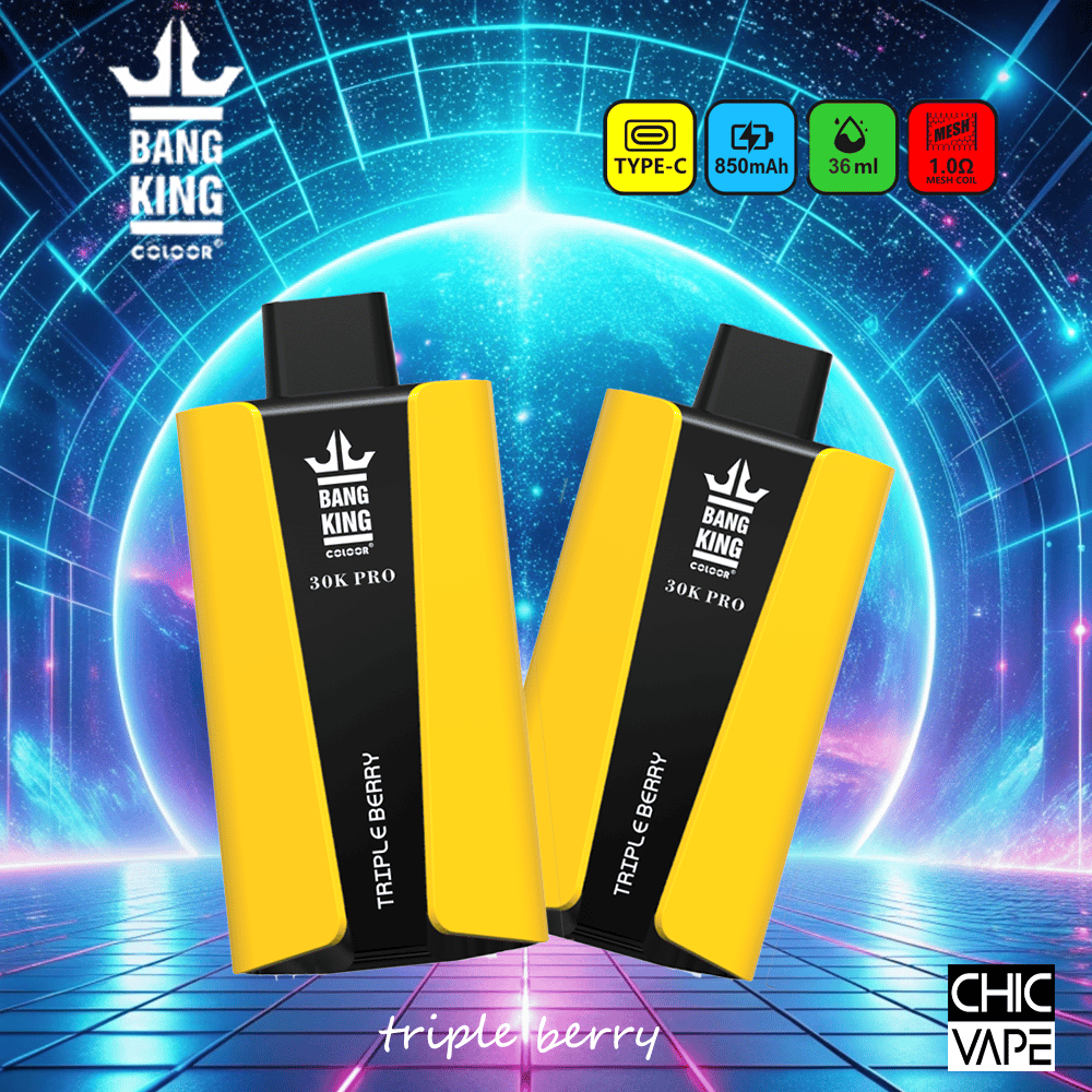Due dispositivi da svapo monouso Bang King 30K Pro gialli e neri etichettati "Triple Berry" con icone che indicano la ricarica Type-C, la batteria da 850 mAh, la capacità di 36 ml e la bobina da 1,0Ω su uno sfondo futuristico al neon.