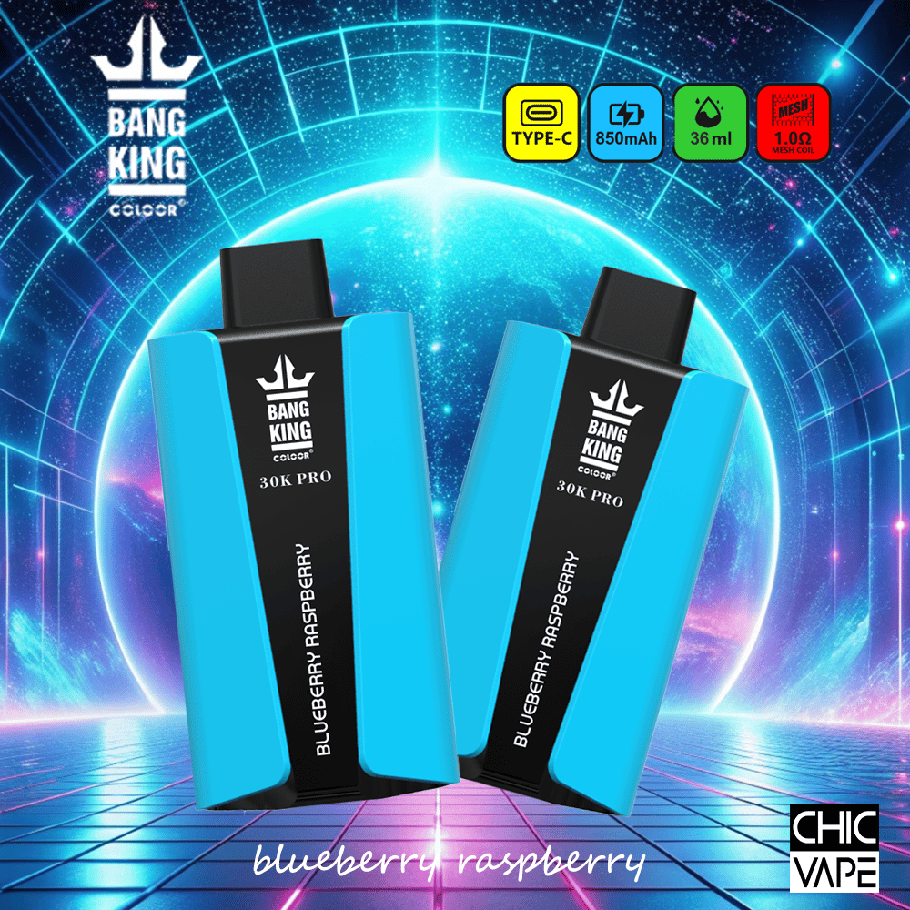 Due dispositivi di svapo Bang King 30K Pro blu con aroma "Blueberry Raspberry", visualizzati su uno sfondo digitale futuristico con icone che indicano la ricarica Type-C, la batteria da 850 mAh, la capacità di 36 ml e la bobina da 1,0Ω.