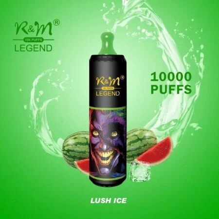 Un dispositivo di svapo a tema verde etichettato "R&M Legend 10K Puffs" con un disegno grafico, fette di anguria, cubetti di ghiaccio e schizzi di liquido sullo sfondo, accompagnati dal testo "Lush Ice" e "10.000 PUFFS".