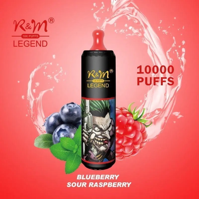 Ein R&M Legend Vape-Gerät mit dem Text "10.000 PUFFS", mit einem Blaubeer-Sauer-Himbeer-Geschmack, einem grafischen Design einer Figur und einem Hintergrund aus spritzender roter Flüssigkeit, Blaubeeren und Himbeeren.