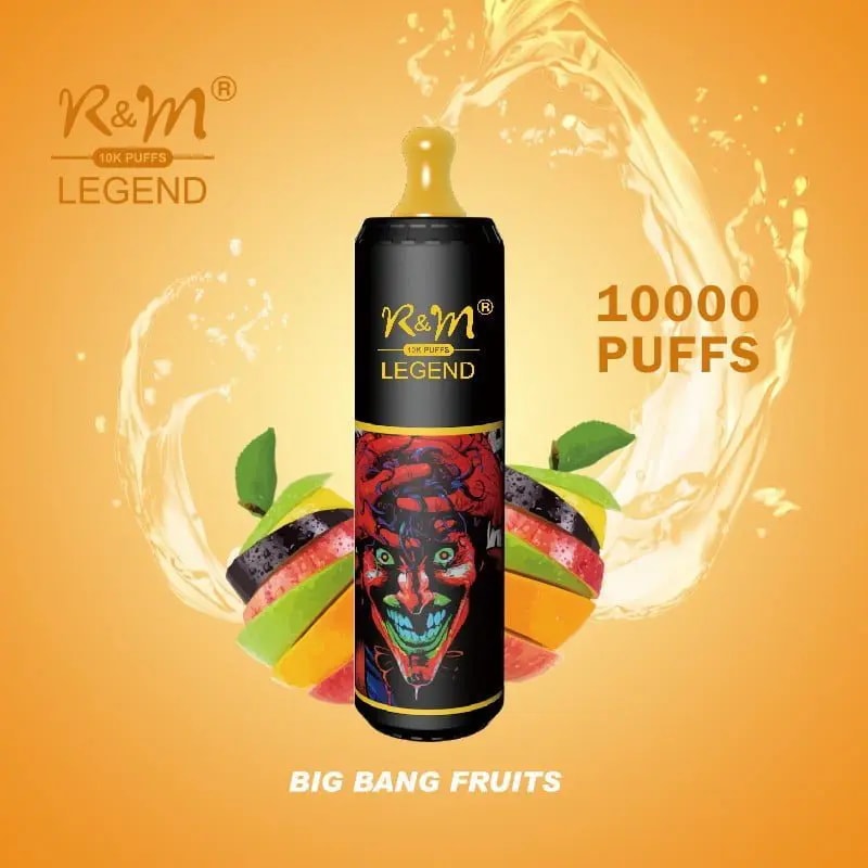 Una pubblicità per un prodotto da svapo che presenta un contenitore nero con l'etichetta "R&M LEGEND" con grafiche di frutta colorata, tra cui anguria, mango e altri frutti, su uno sfondo arancione, con il testo che indica che può erogare 10.000 boccate e il sapore "BIG BANG FRUITS".
