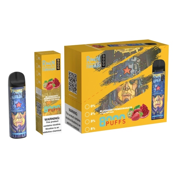 Un dispositivo de vapeo, una caja y un empaque con la etiqueta "RandM Tornado 8000 Puffs" con sabor a arándano y granada, que presenta un diseño atrevido de una figura con casco e imágenes de frutas, junto con etiquetas de advertencia de nicotina.