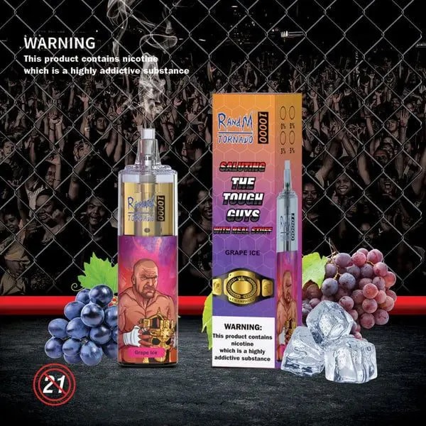 Un dispositif de vapotage portant la marque "RandM Tornado 10000" avec un arôme de glace au raisin, avec un personnage de dessin animé musclé, des images de raisin et de glace, et des étiquettes d'avertissement sur la nicotine, sur fond de foule et de clôture à mailles losangées.