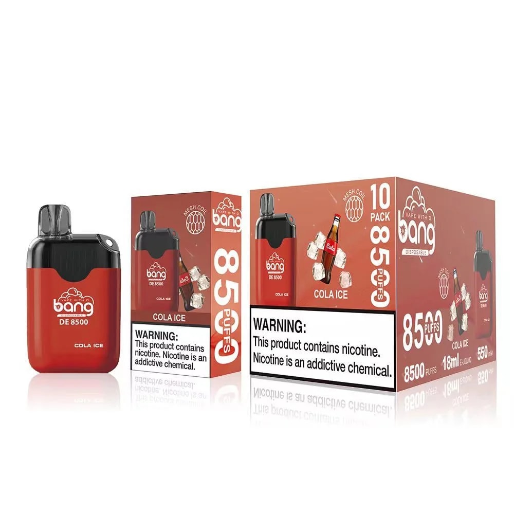 Un design d'emballage présentant un vaporisateur jetable rouge étiqueté "Bang DE 8500" avec l'arôme "Cola Ice". La boîte comporte un graphique représentant des bouteilles de cola et des glaçons, ainsi qu'un avertissement concernant la nicotine. Elle indique "8500 bouffées" et "paquet de 10".