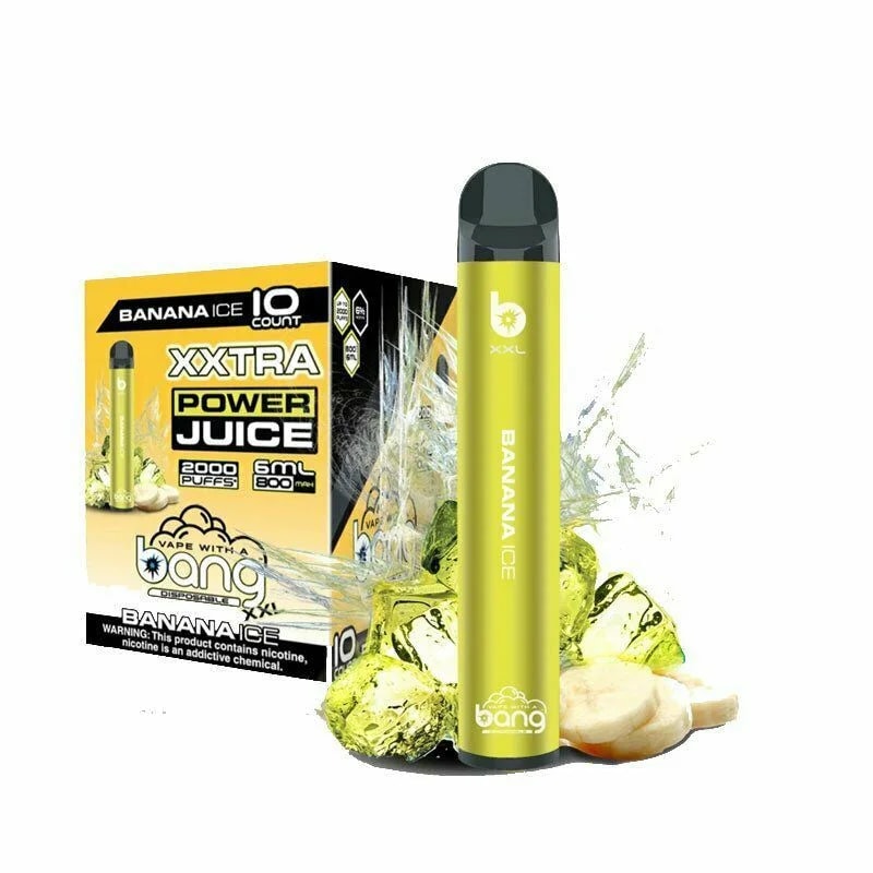 En gul engångsvape märkt "Banana Ice" med tillhörande förpackning där det står "XXTRA Power Juice, 2000 puffs, 6ml, 800mAh", omgiven av bananskivor och isbitar.