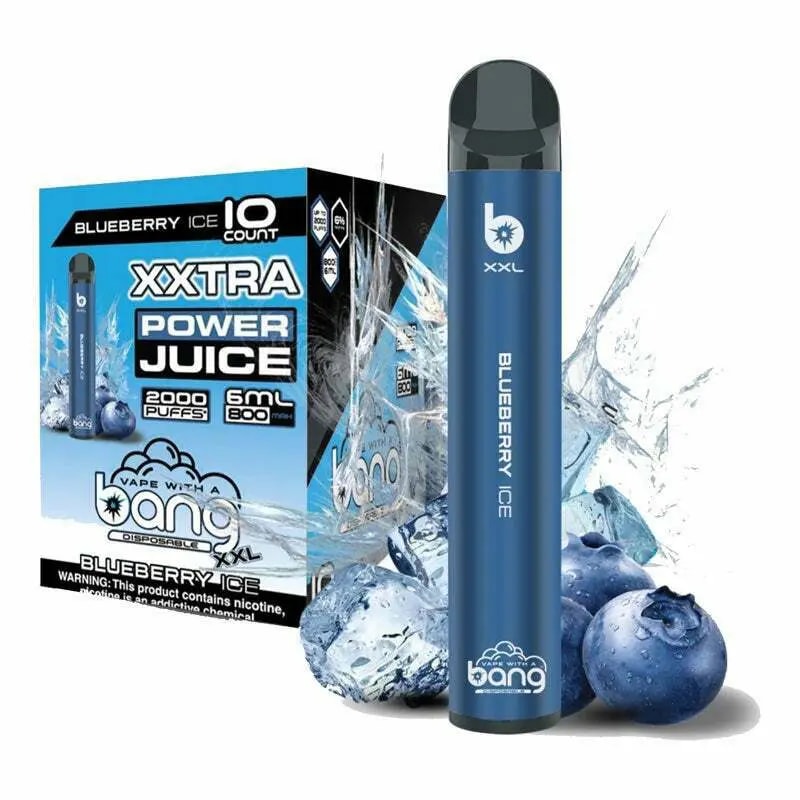 Bang XXL engångsblandare med smak av Blueberry Ice, med enheten, en ask med 10 förpackningar, texten "2000 puffs" och en varningsetikett för nikotin, omgiven av is och blåbär.