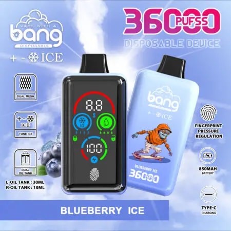 Une publicité pour un dispositif de vaporisation jetable, présentant un design élégant avec un écran numérique, des illustrations de myrtilles, et un texte mettant en évidence ses caractéristiques : "36000 PUFFS", "BLUEBERRY ICE" et "850mAh BATTERY", ainsi que des icônes pour le double maillage, la régulation des empreintes digitales et la charge Type-C.