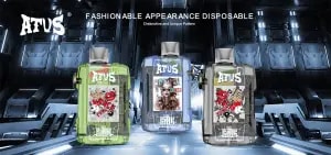 Tres dispositivos de vapeo desechables ATUS en colores verde, azul y gris con diseños futuristas y obras de arte estilo graffiti, sobre un fondo industrial de ciencia ficción.