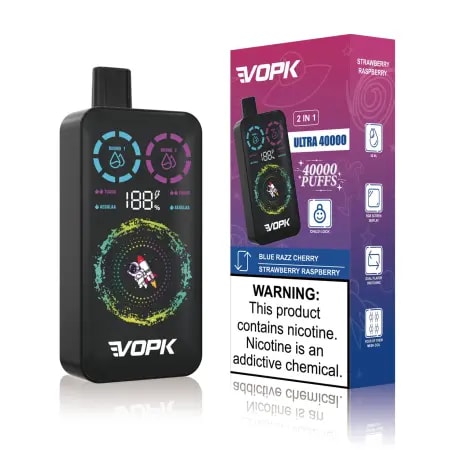 En vape-enhet med en digital display som visar batteriprocent och blossantal, bredvid en färgglad förpackningslåda märkt "VOPK" med smaker som Blue Razz Cherry och Strawberry Raspberry, tillsammans med en nikotinvarning.
