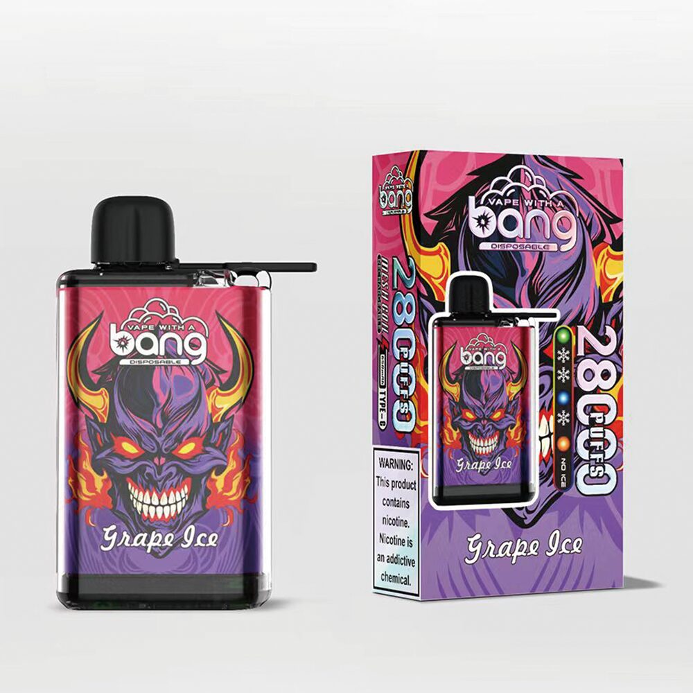 Un appareil de vapotage jetable et un emballage représentant un visage démoniaque enflammé, étiqueté « Bang Grape Ice » avec 2800 bouffées.