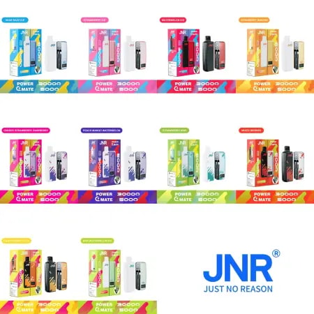 Una colección de dispositivos de vapeo JNR Power Mate en varios sabores, incluidos Blue Razz Ice, Strawberry Ice, Watermelon Ice, Strawberry Banana, Cherry Strawberry Raspberry, Peach Mango Watermelon, Strawberry Kiwi, Mixed Berries, Fizzy Cherry Cola y Kiwi Watermelon Ice, exhibidos con empaques coloridos y una marca que presenta recuentos de bocanadas de "30,000" y "5,000".
