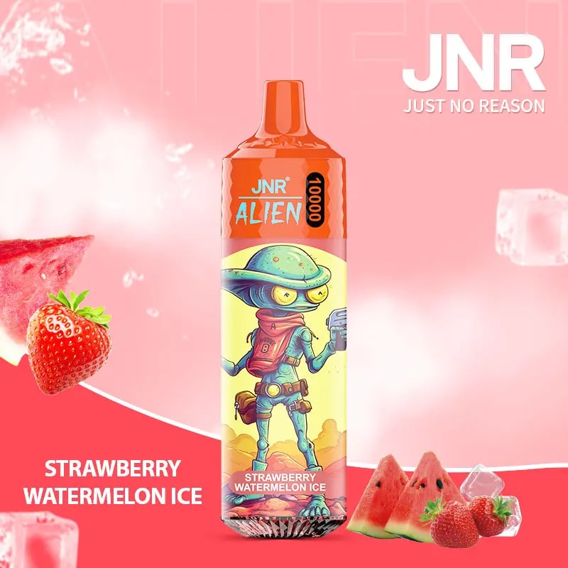 En livlig vape-enhet med en färgstark utomjordisk illustration, märkt "JNR Alien 10000," med smak av jordgubbsvattenmelonis, omgiven av jordgubbar, vattenmelonskivor och isbitar på en rosa bakgrund.