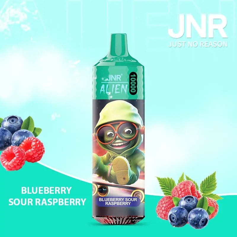 En grön vape-enhet med utomjordingstema med etiketten "JNR Alien 10000" och smaken "Blueberry Sour Raspberry", med en illustrerad utomjordisk karaktär som bär skyddsglasögon och en luvtröja, omgiven av bilder av blåbär och hallon.