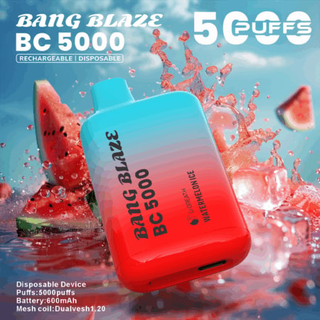 Bang Blaze BC5000 Vape desechable con un gradiente de azul a rojo, en medio de las rodajas de sandía y agua de salpicaduras, resaltando 5000 bocanadas y su diseño recargable/desechable.