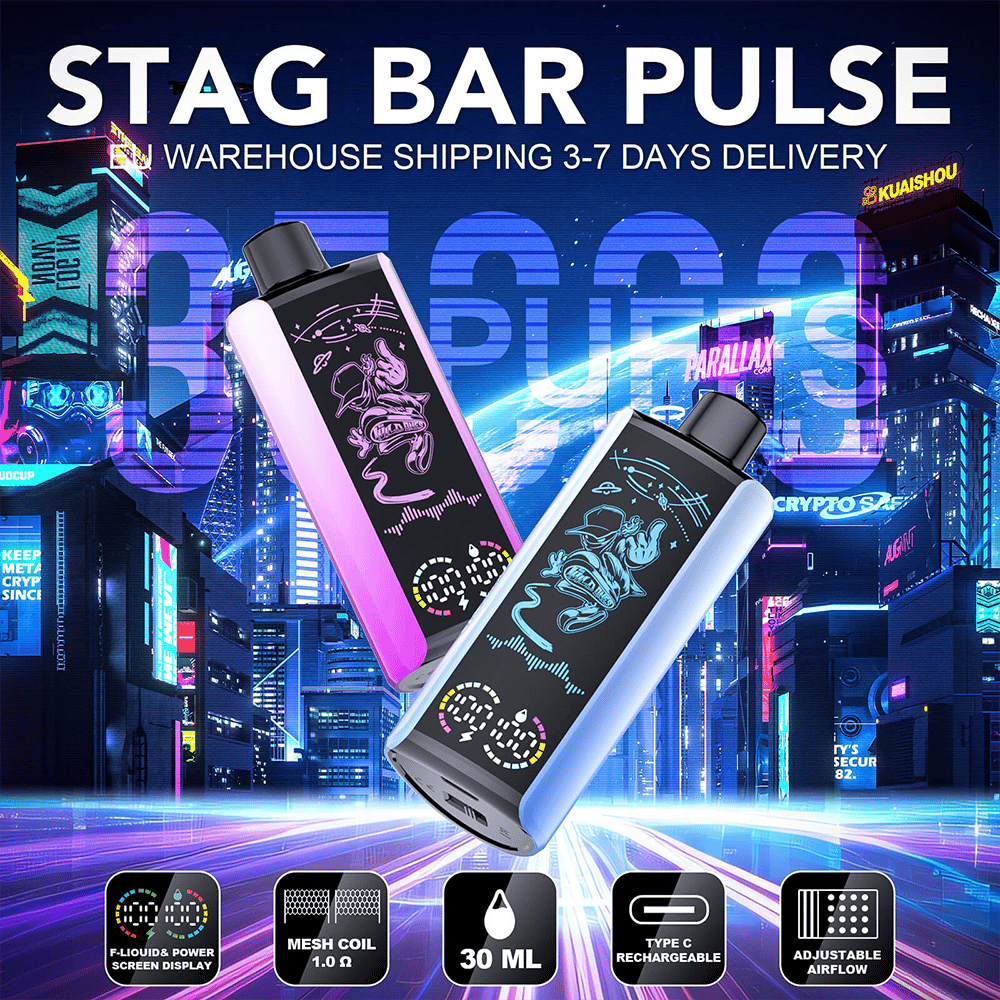 Två vape-enheter med lutande lila och blå kroppar och illustrerade skärmar flyter över ett neonstadsbild, under Bold Stag Bar Pulse Branding och en rad funktionsikoner som visar nätspolen 1,0 Ω, 30 ml, typ-C-laddning och justerbar luftflöde.