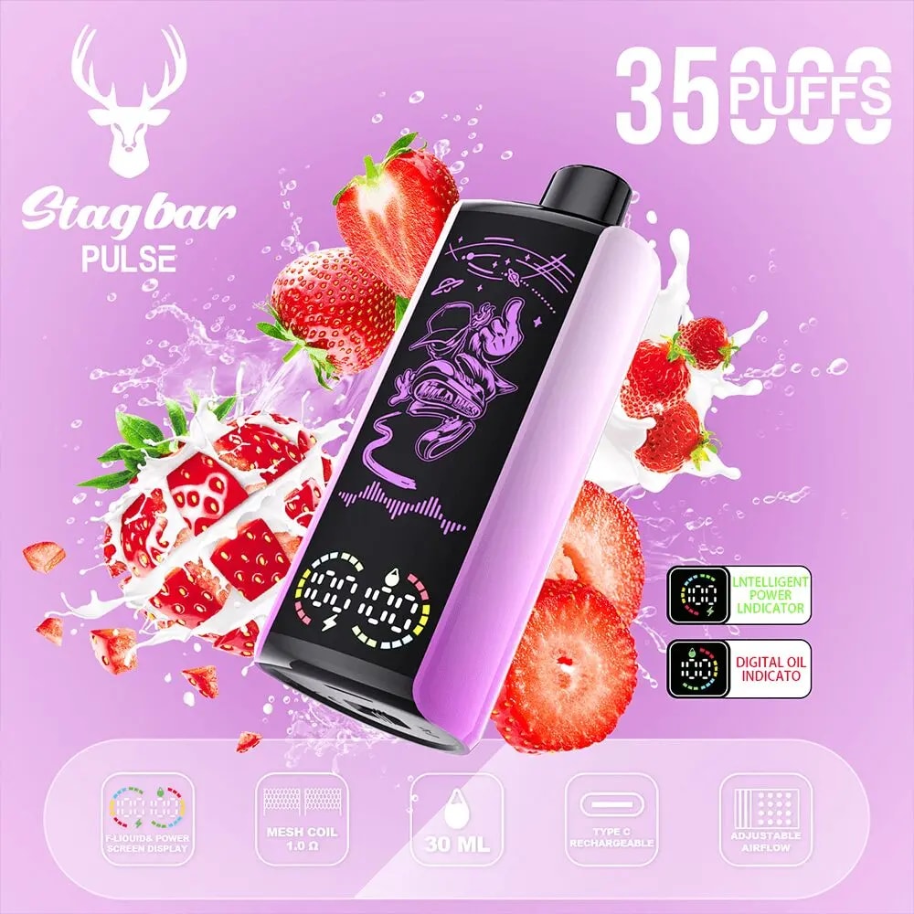 Purple Vape -enhet med en svart skärmpanel, vinklad diagonalt på en rosa bakgrund, omgiven av jordgubbar och stänkmjölk, med stagbar pulsvarumärke och små funktionsikoner synliga.