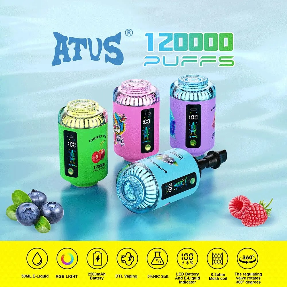 Färgglada Atus 120000 puffar Vape -enheter i gröna, rosa, lila och blå med digitala skärmar, arrangerade på en ljusblå yta bredvid blåbär till vänster och hallon till höger, med en gul remsa av ikoner längst ner som markerar produktfunktioner.