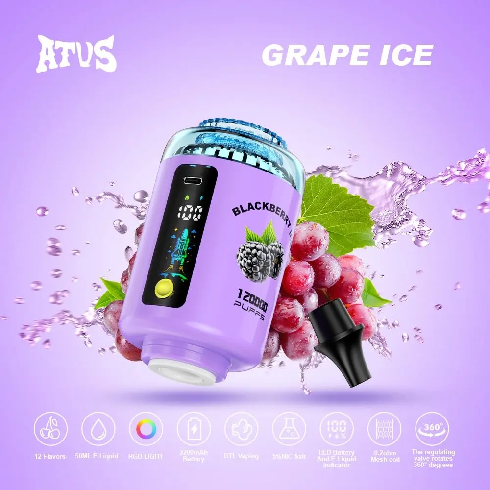 En lila cylindrisk vape -enhet med en liten digital skärm och en etikett med björnbär som läser 'Grape Ice', märkta Atus, åtföljd av ett svart munstycke och druvbilder mot en lavendelbakgrund.
