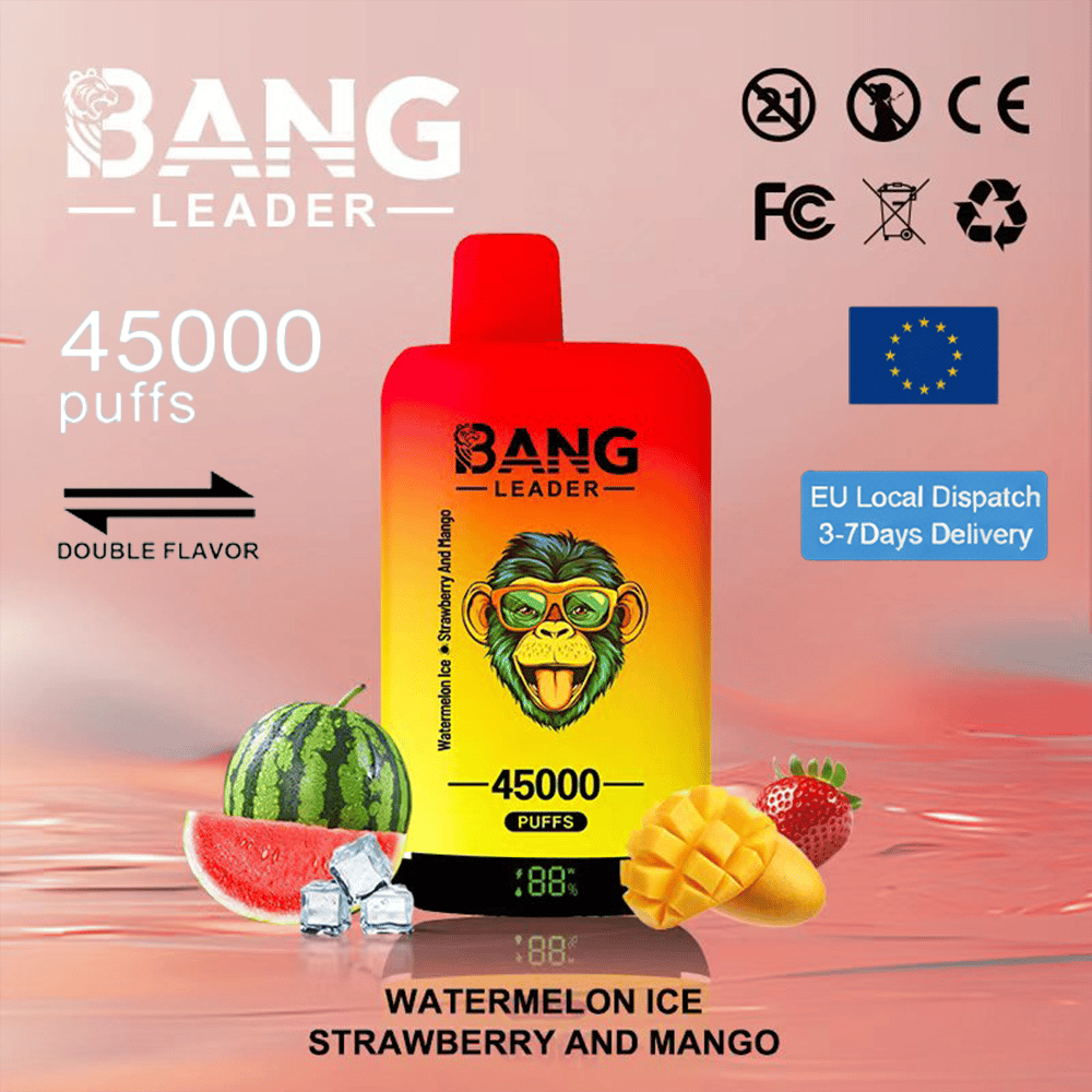 Une bouteille d'e-liquide Bang Leader avec un dégradé rouge à jaune se dresse sur un fond rose coucher de soleil, étiquetée 45 000 bouffées et Double Flavour, entourée de tranches de pastèque, de mangue et de fraise avec des glaçons sur une surface réfléchissante, avec de petites icônes de certification, un drapeau de l'UE et une étiquette bleue EU Local Dispatch 3-7 Days, et le texte d'arôme Watermelon Ice Strawberry and Mango.