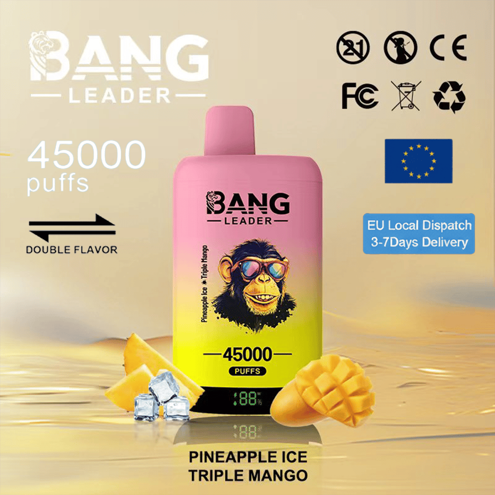 Une bouteille de vape dégradée rose à jaune étiquetée BANG LEADER avec 45 000 bouffées se trouve sur un fond tropical, annonçant la saveur Pineapple Ice Triple Mango, entourée de morceaux d'ananas, de morceaux de mangue et de glaçons, avec des icônes de livraison et de l'UE visibles dans la scène.
