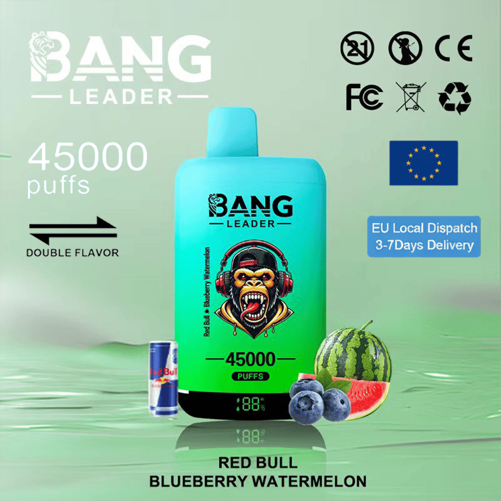 Une bouteille de vape Bang Leader bleu sarcelle étiquetée 45 000 bouffées se trouve sur une surface verte réfléchissante avec des myrtilles et une tranche de pastèque à proximité, la saveur étiquetée Red Bull Blueberry Watermelon, plus une petite canette Red Bull et diverses icônes de certification et un drapeau de l'UE en arrière-plan.