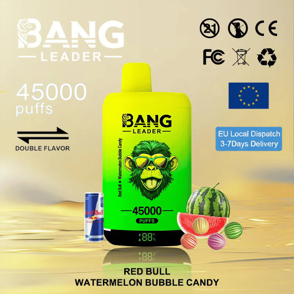 Une bouteille d'énergie Bang Leader vert citron étiquetée 45 000 Puffs se dresse sur une surface réfléchissante à côté d'une petite canette Red Bull et de bonbons en forme de pastèque, avec un drapeau de l'UE et un badge de livraison en arrière-plan.