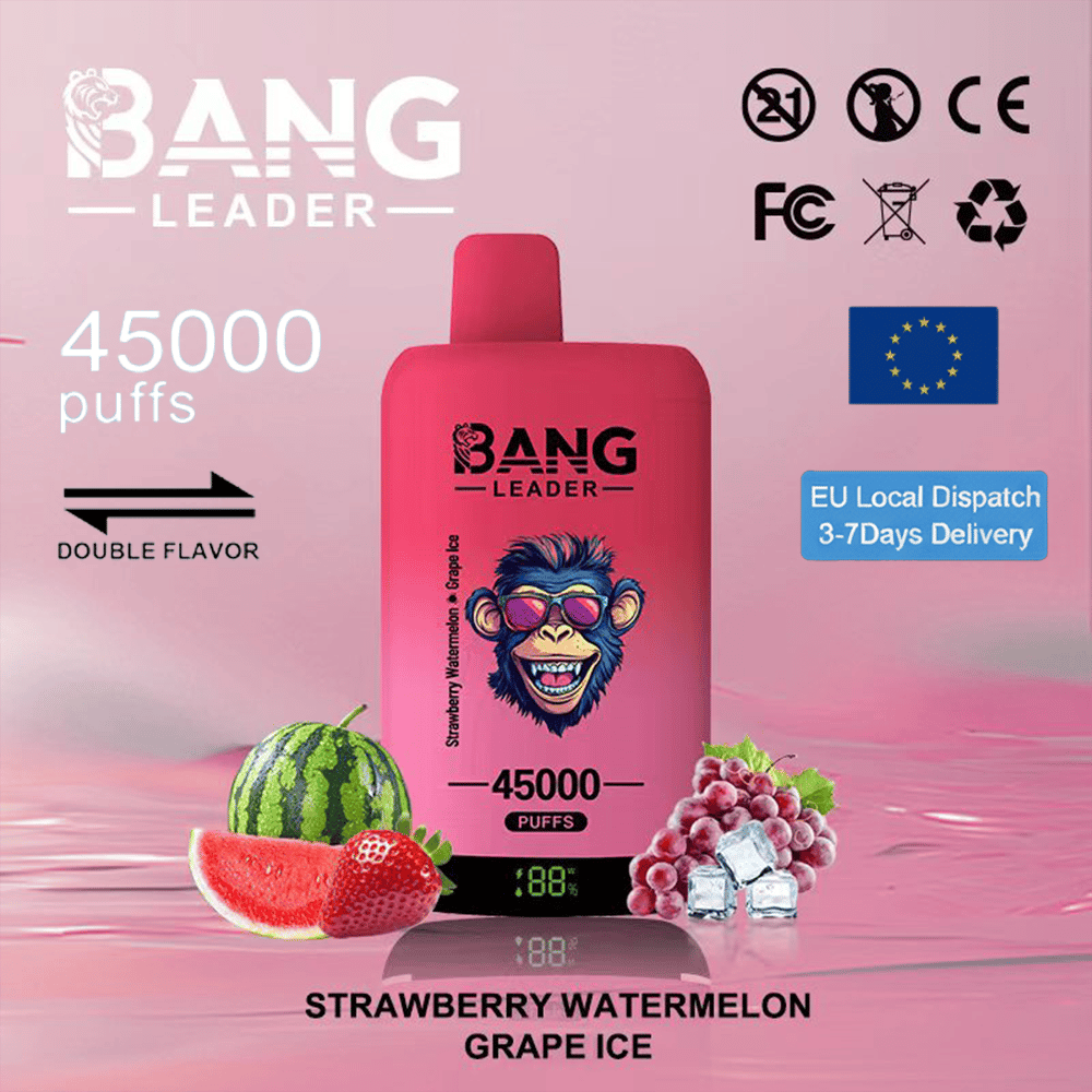 Bouteille de vape Pink Bang Leader avec un logo de singe de dessin animé, étiquetée 45 000 bouffées, avec Double Flavor et la saveur Strawberry Watermelon Grape Ice, entourée de pastèque, de fraise et de raisin avec de la glace sur un fond dégradé rose, avec des icônes de certification, un drapeau de l'UE et un badge de livraison de 3 à 7 jours.
