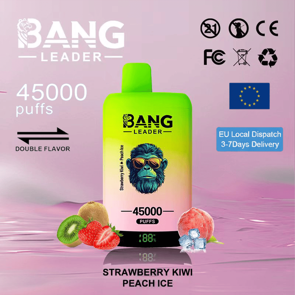 Bouteille de vape jetable Bang Leader avec un dégradé vert fluo à rose, un logo de singe bleu et un texte ' 45 000 bouffées ' ; saveur Strawberry Kiwi Peach Ice, reposant sur un fond liquide rose avec des tranches de fraise, de kiwi et de pêche, entouré de petites icônes dont 21+, CE, FCC, un drapeau de l'UE et un badge de livraison de 3 à 7 jours.