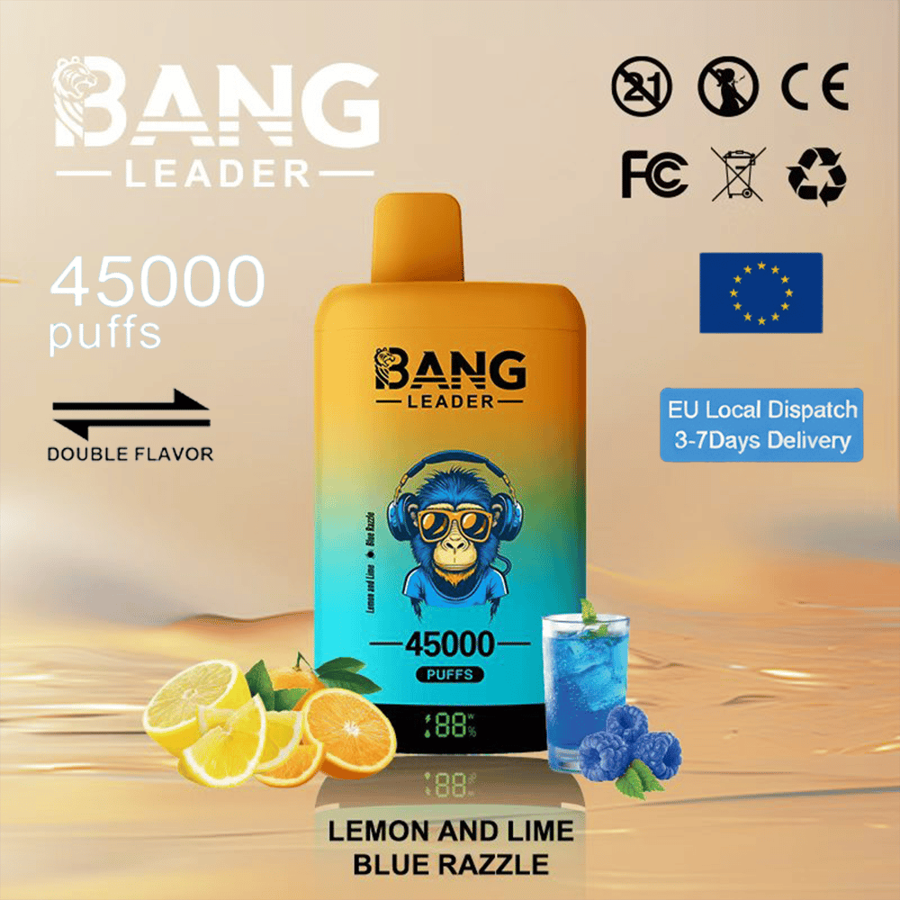 La bouteille de vape BANG Leader dégradée d'orange à sarcelle étiquetée 45 000 bouffées se trouve sur une plage de sable à côté de tranches de citron et d'un cocktail aux myrtilles bleues ; l'étiquette montre des écouteurs et un logo BANG Leader audacieux, avec diverses icônes de certification et un drapeau de l'UE en arrière-plan et le nom de la saveur Lemon and Lime Blue Razzle en bas.