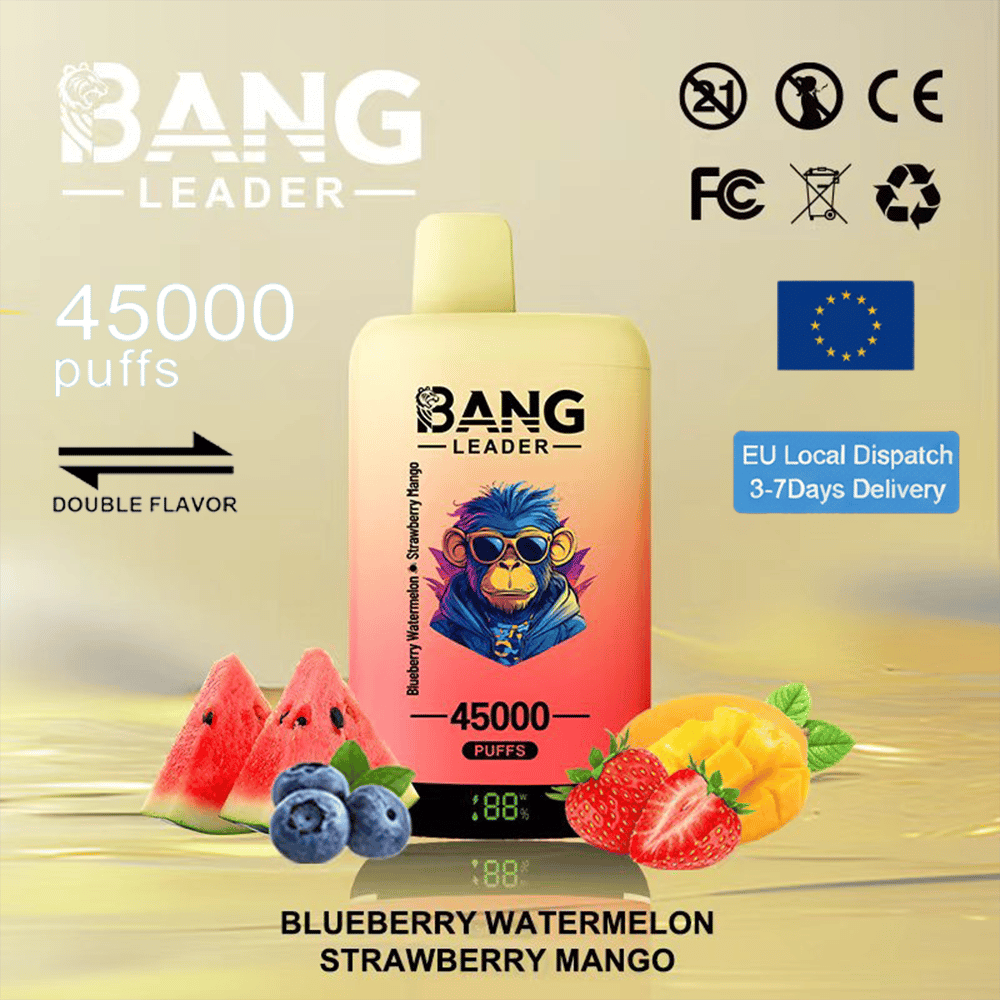 Une bouteille de vape Bang Leader avec une étiquette dégradée rose à or indiquant 45 000 bouffées, avec un graphique de fruit coloré, entouré de tranches de pastèque, de myrtilles, de fraises et de mangue, avec divers logos et un badge de livraison bleu de l'UE en arrière-plan.