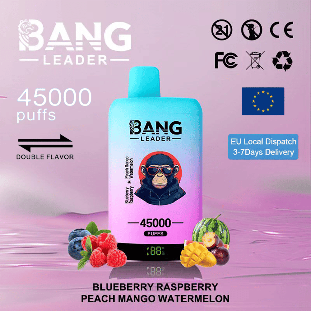 Une bouteille de vape dégradée de bleu à rose étiquetée BANG LEADER avec 45 000 bouffées se trouve sur une surface rose réfléchissante, entourée de myrtilles, de framboises, de mangue, d'ananas et de pastèque; gamme de saveurs Myrtille Framboise Pêche Mangue Pastèque présentée sur un fond violet pastel avec des icônes et un drapeau de l'UE.