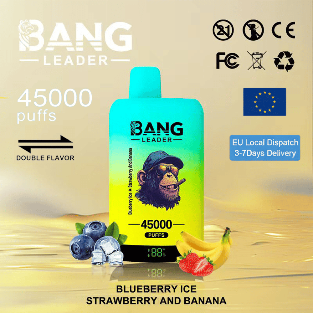 Bouteille de vape Bang Leader dégradé bleu à jaune étiquetée 45 000 bouffées, à la saveur Blueberry Ice Strawberry Banana, entourée de myrtilles, d'une banane, de fraises et de glaçons.