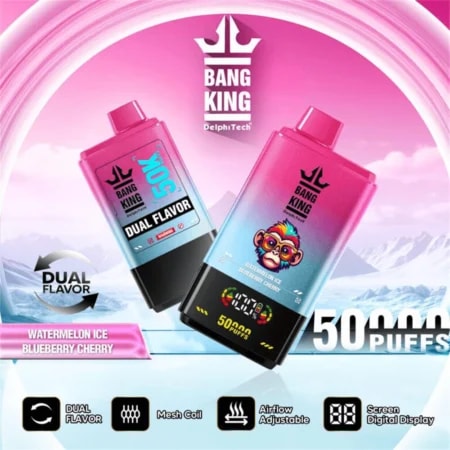 Bottiglie promozionali di e-liquid Bang King DeltaTech in gradiente rosa e blu con marchio a doppio sapore con gusti di anguria, ghiaccio, mirtillo, ciliegia, sullo sfondo di un cielo rosa e montagne innevate, tra cui un indicatore di 50 erogazioni e icone per il doppio sapore, bobina a rete, flusso d'aria regolabile e display digitale.