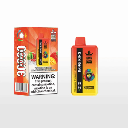 Bottiglia da vaporizzatore Bang King dal colore dall'arancione al giallo brillante con tappo rosso e scatola abbinata, entrambe caratterizzate da un'etichetta BANG KING verticale, un logo colorato di una scimmia, note aromatiche di ghiaccio di anguria, fragola e mango e un'etichetta di avvertenza sulla nicotina in evidenza.