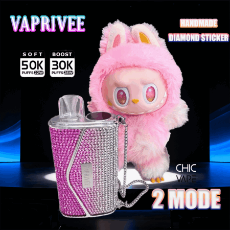 Un soffice coniglietto di peluche rosa si trova accanto a uno scintillante dispositivo di vaporizzazione tempestato di diamanti rosa e argento con una catena d'argento, su uno sfondo promozionale scuro che pubblicizza adesivi con diamanti fatti a mano e un vaporizzatore a due modalità.
