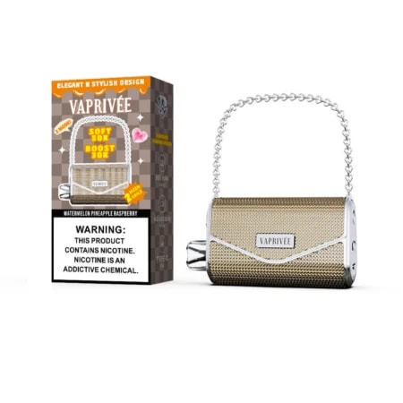 Un dispositivo di vaporizzazione cilindrico con texture dorata con manico a catena d'argento si trova accanto a una scatola VAPRIVÉE a scacchi, con un'etichetta di avvertenza sulla nicotina visibile sulla scatola.