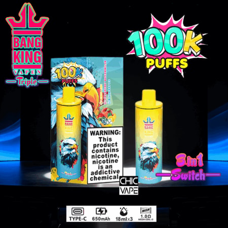 Esposizione promozionale dei dispositivi pod monouso Bang King Vape Triple in giallo con la grafica di un pappagallo, mostrati con una scatola di imballaggio blu e una grafica in grassetto '100K Puffs', che pubblicizza un interruttore 3 in 1 e che il prodotto contiene nicotina.