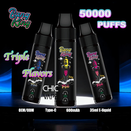 Tre dispositivi di svapo Bang King neri con grafica a razzo su un palco buio, che promuovono tripli sapori e e-liquid Type-C da 600 mAh, con un audace banner '50000 PUFFS' in alto a destra.