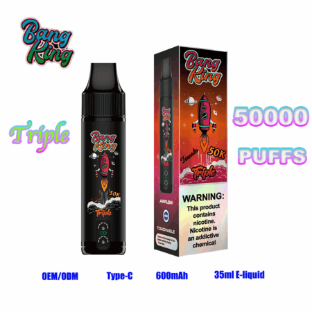 Un vaporizzatore usa e getta con marchio Bang King con un dispositivo cilindrico nero e una scatola coordinata, entrambi caratterizzati da una grafica a razzo e dal logo Bang King, insieme al testo '50k' e '50000 PUFFS' e indicatori per tipo C, 600 mAh, e-liquid da 35 ml e un avviso di nicotina sulla scatola.