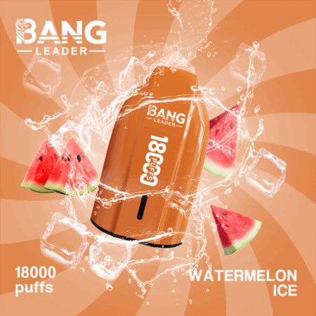 Un dispositivo di vaporizzazione usa e getta Bang Leader arancione etichettato 18.000 boccate si trova tra spruzzi d'acqua, cubetti di ghiaccio e fette di anguria, pubblicizzando il sapore di Watermelon Ice.