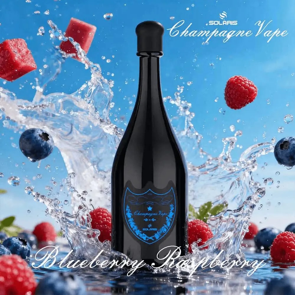 En hög mörk champagneflaska med en blå sköldetikett reser sig från en skvätt vatten, omgiven av blåbär och hallon, med smaken Blueberry Raspberry och märket Champagne Vape synligt.