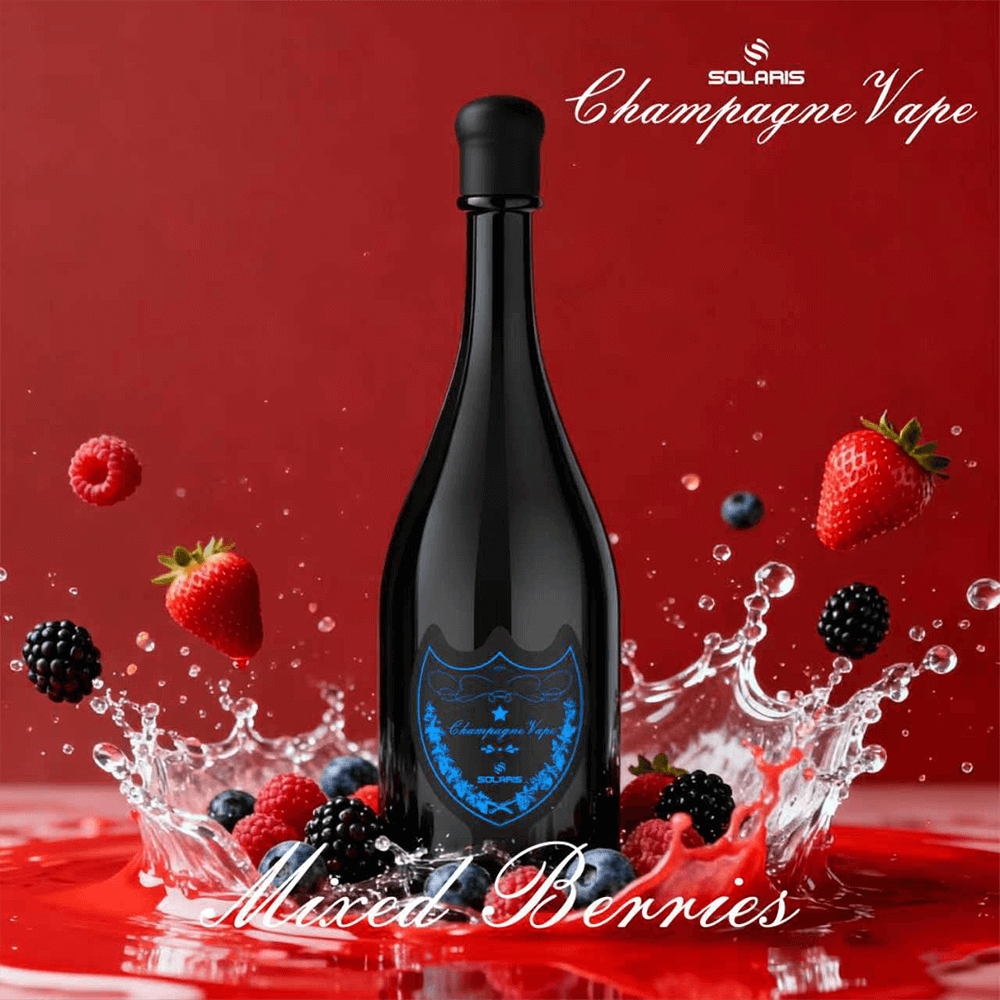 En mörk champagneflaska med ett blått emblem står i en skvätt vatten omgiven av blandade bär på röd bakgrund, med 'Blandade bär' i vit kursiv längst ner och 'Solaris Champagne Vape' uppe till höger.