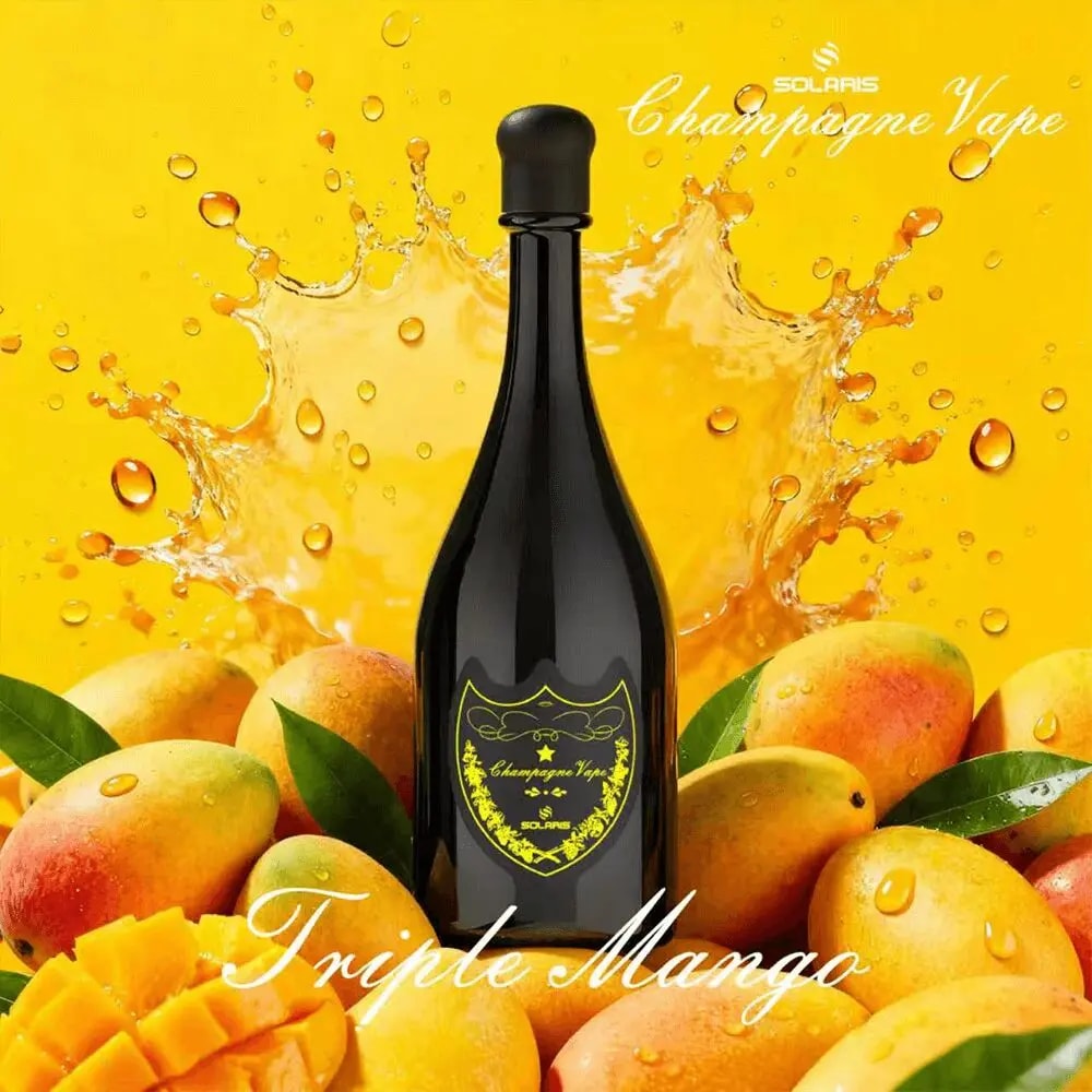 En hög mörk champagneflaska med en dekorativ etikett står i mitten mot en ljusgul bakgrund, omgiven av mogen mango och en skvätt vätska, med orden Triple Mango skrivna över förgrunden.