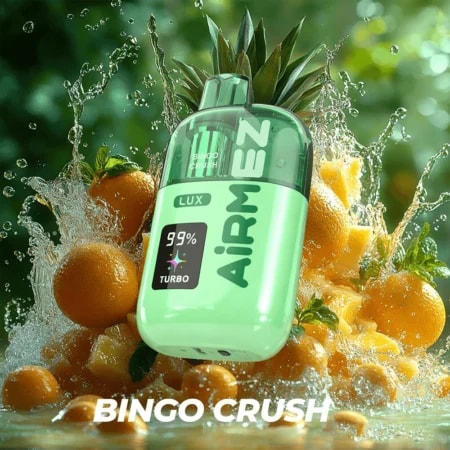 Bottiglia di profumo verde menta etichettata Bingo Crush tra spruzzi d'acqua con arance e un ananas sullo sfondo.