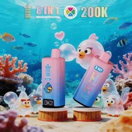 Dos botellas de vaporizador Bang King degradadas de rosa a azul, etiquetadas como 8 en 1 y 200K, exhibidas sobre pedestales de madera en una escena de arrecife de coral.