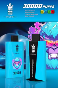 Un dispositivo da svapo monouso blu con il marchio "Bang King 30K Pro", caratterizzato dal design di un feroce gorilla e dall'etichetta "30.000 puff". Il sapore è indicato come "Blueberry Raspberry". Le specifiche includono una capacità di 36 ml di e-liquido, una batteria da 850 mAh e la ricarica Type-C.