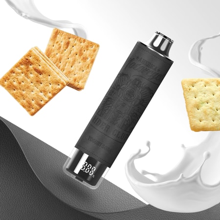 En svart läderinklädd vape-enhet med graverade detaljer, omgiven av kex och mjölkstänk, på en texturerad svartvit bakgrund.