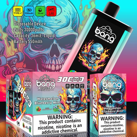Emballage coloré d'un dispositif de vaporisation jetable avec un crâne enflammé, étiqueté "Bang 30k Pro", avec des détails tels que 30 000 bouffées, une capacité de 36 ml d'e-liquide, une batterie de 550 mAh, et des arômes tels que pastèque, myrtille et menthe. Inclut un message d'avertissement sur la nicotine.