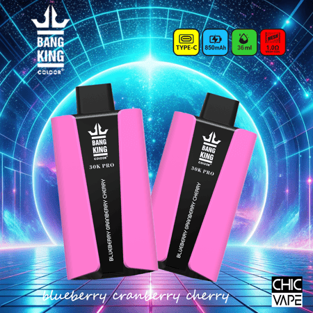 Deux appareils de vapotage Bang King 30K Pro roses et noirs avec l'arôme "Blueberry Cranberry Cherry", présentés sur un fond numérique futuriste.